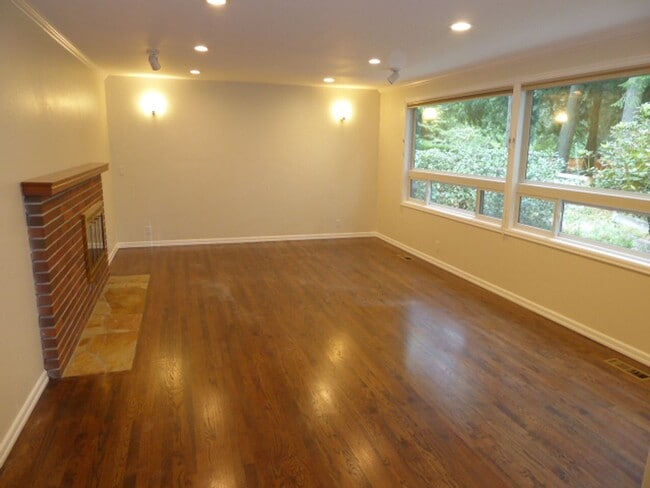 13845 NE 37th Pl in Bellevue, WA - Foto de edificio - Building Photo