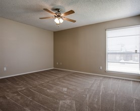 Whispering Oaks Apartments in North Richland Hills, TX - Foto de edificio - Interior Photo