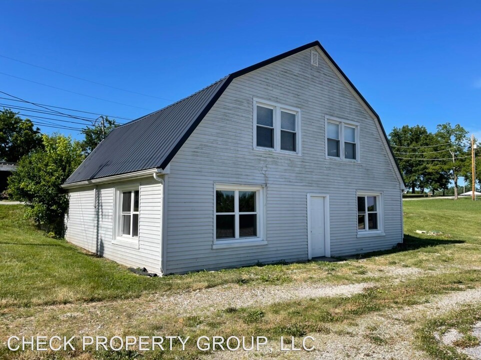 712 Peytona Beach Rd in Waddy, KY - Building Photo