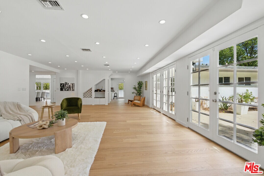 5220 Melvin Ave in Los Angeles, CA - Building Photo