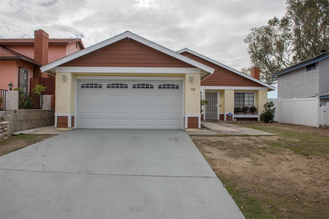 303 S Siena St in San Diego, CA - Building Photo