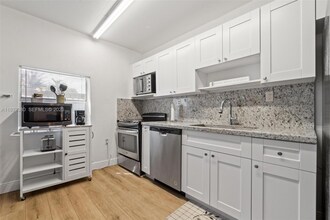 2453 SW 17th St in Miami, FL - Foto de edificio - Building Photo