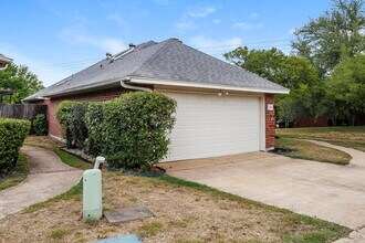 101 Streamside Dr in Desoto, TX - Building Photo - Building Photo