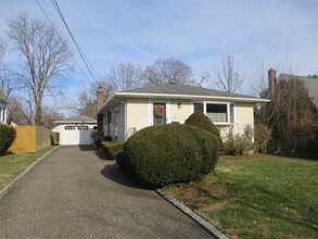 53 Willis St in Northport, NY - Building Photo - Building Photo