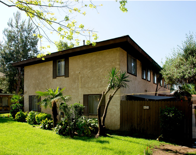 1870 E Rosewood Ct in Ontario, CA - Foto de edificio - Building Photo