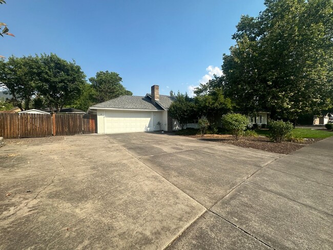 2906 Aldersgate Rd in Medford, OR - Building Photo - Building Photo