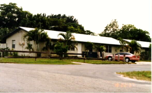 4833 Gulfstream Rd in Lake Worth, FL - Building Photo