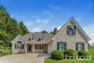 331 Crestridge Ln in Ellenwood, GA - Building Photo