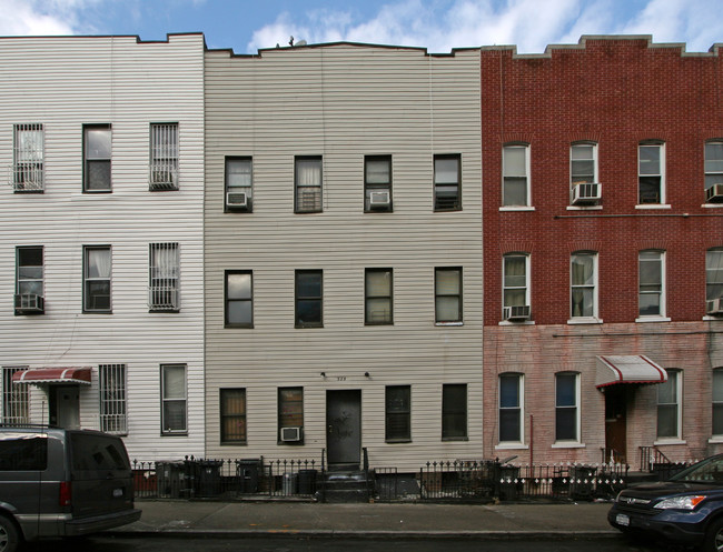 325 Melrose St in Brooklyn, NY - Building Photo - Building Photo