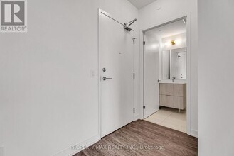 2 David Eyer Rd in Richmond Hill, ON - Building Photo - Building Photo