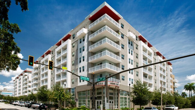 Cottonwood Bayview in St. Petersburg, FL - Foto de edificio - Building Photo