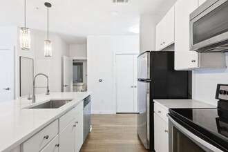 1900 Barton Springs Rd in Austin, TX - Foto de edificio - Building Photo