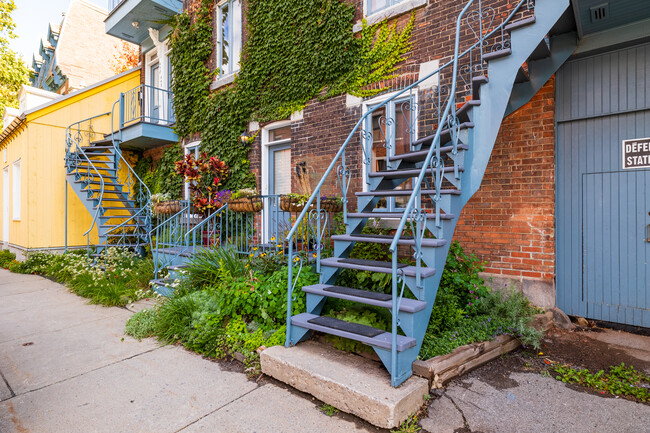 442-450 Saint-Louis Rue in Montréal, QC - Building Photo - Building Photo