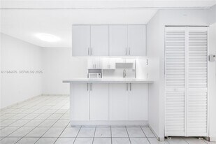 7100 Fairway Dr in Hialeah, FL - Building Photo