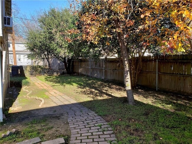 402 N Augusta St in Dallas, TX - Building Photo - Building Photo