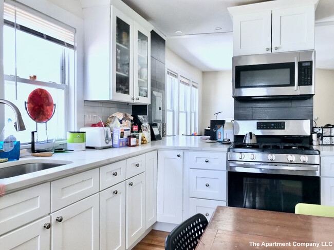 236 Cedar St, Unit 3 in Somerville, MA - Building Photo - Building Photo