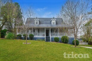 757 Cedarcrest Rd in Dallas, GA - Building Photo