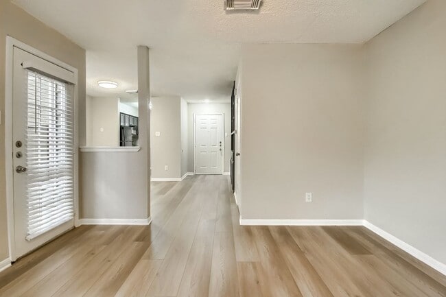 8810 Schick Rd in Austin, TX - Foto de edificio - Building Photo