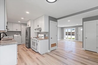 102 Ridgewood Rd in Elk Grove Village, IL - Building Photo - Building Photo