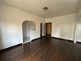 1102 S Mariposa Ave in Los Angeles, CA - Building Photo