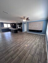 1124 Schneider Rd in Seguin, TX - Building Photo