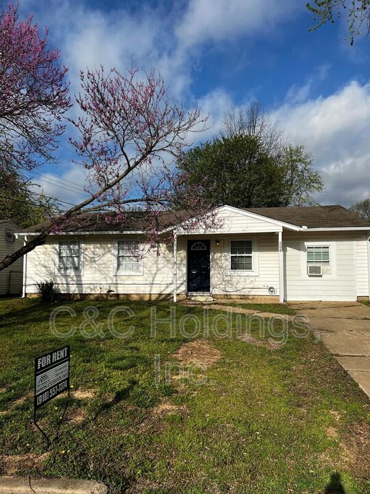 208 S 195th E Ave in Tulsa, OK - Building Photo