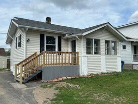 855 E Acton Ave in Wood River, IL - Building Photo