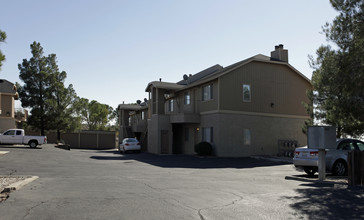 Desert Pines Apartments in Apple Valley, CA - Building Photo - Building Photo