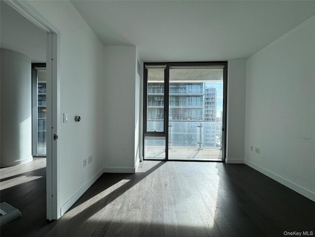 131-03 40th Rd, Unit 16P in Queens, NY - Building Photo - Building Photo