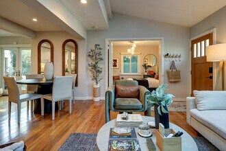 8326 Ridpath Dr in Los Angeles, CA - Foto de edificio - Building Photo