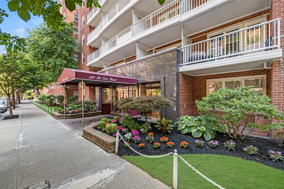 110-20 71st Rd in New York, NY - Building Photo