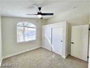 8456 W Gilmore Ave in Las Vegas, NV - Foto de edificio - Building Photo