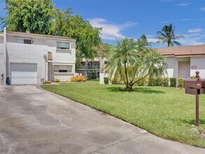 8662 Bridle Path Ct in Davie, FL - Building Photo - Building Photo