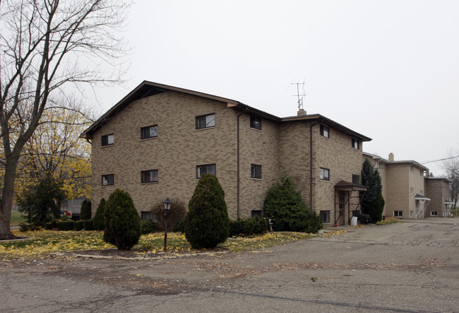 435 Sunnyside St SW in Hartville, OH - Foto de edificio - Building Photo