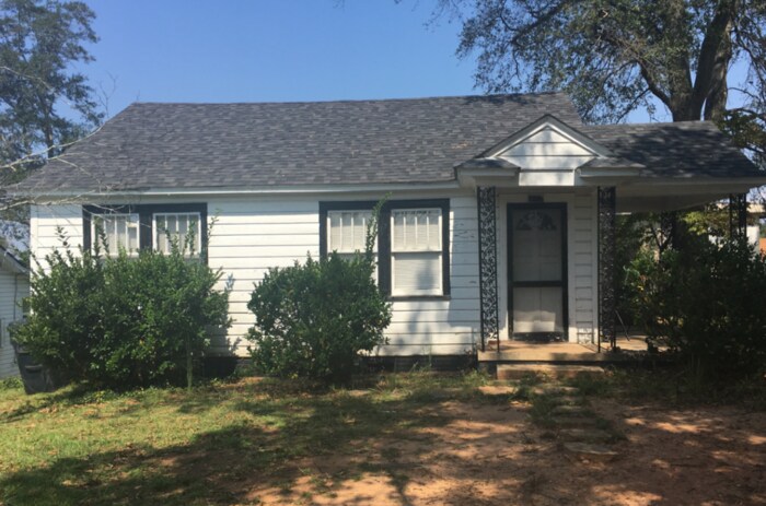 202 W Hampton St. in Anderson, SC - Building Photo