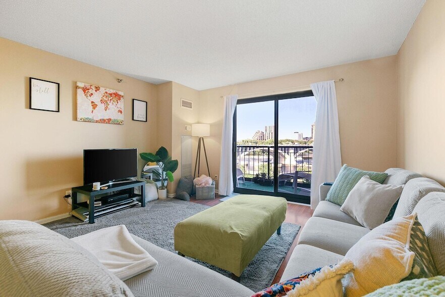 401 S 1st St in Minneapolis, MN - Foto de edificio