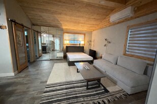 7711 Owensmouth Ave, Unit Modern Cottage in Canoga Park, CA - Building Photo