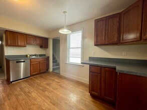 25 Oakland St, Unit 1 in Newton, MA - Building Photo - Building Photo