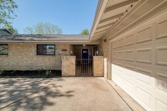 2117 Gaston Pl Dr in Austin, TX - Foto de edificio - Building Photo