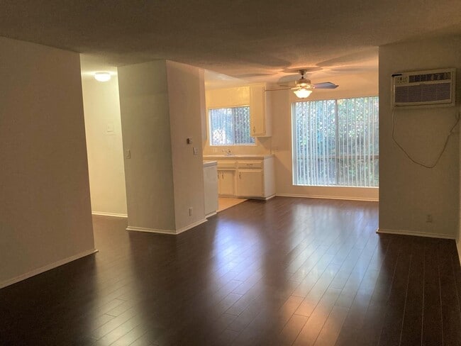 10745 Hortense St in Los Angeles, CA - Foto de edificio - Building Photo