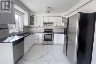 104 Crown Victoria Dr in Brampton, ON - Building Photo - Building Photo