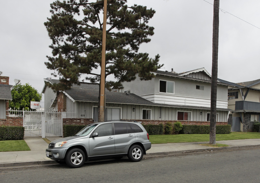 625-637 W Center St in Placentia, CA - Foto de edificio