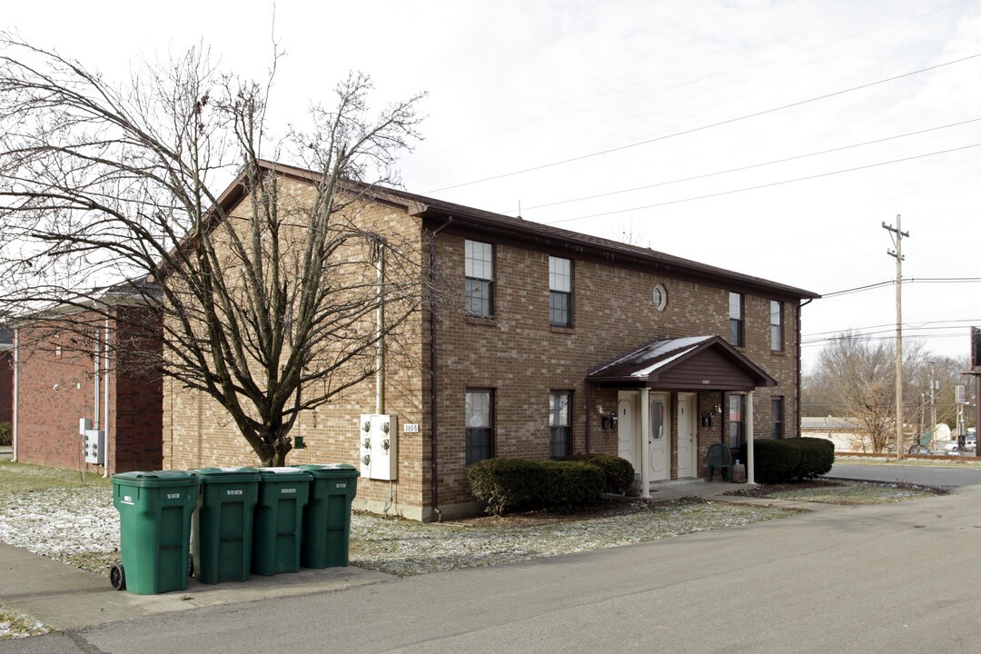 8606 STANDING OAK Dr in Louisville, KY - Building Photo