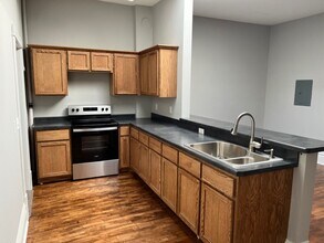 201 N Main St, Unit 2 in Waupaca, WI - Foto de edificio - Building Photo