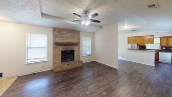 2208-2210 Bolivar St in Denton, TX - Building Photo