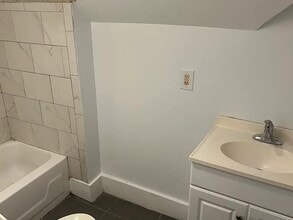 483 Pontiac Ave in Cranston, RI - Building Photo - Building Photo