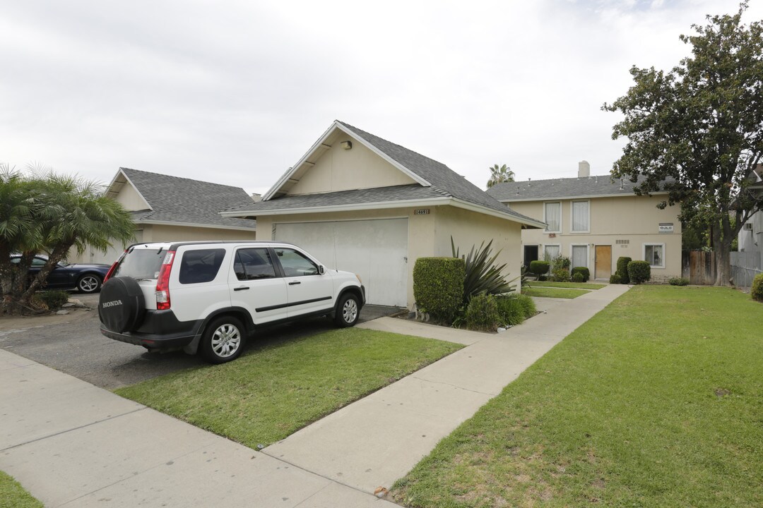 14691 Carfax Dr in Tustin, CA - Foto de edificio