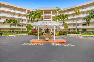 3960 Oaks Clubhouse Dr in Pompano Beach, FL - Building Photo
