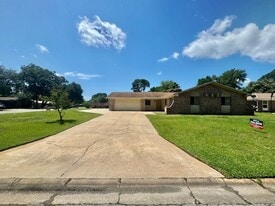 135 Perdido Cir in Niceville, FL - Building Photo