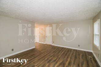 6683 Wolf River Dr in Riverdale, GA - Foto de edificio - Building Photo